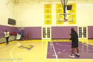 打湖人这么早做准备么？杰伦·布朗已经来到了湖人训练馆