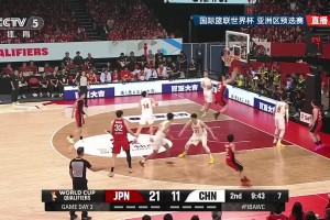 又漏人了…马场雄大溜篮下接发球轻松上篮，赵睿很沮丧啊！