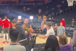 就你喜欢恶搞队友是吧😂里夫斯用干扰棒“暴打”东契奇