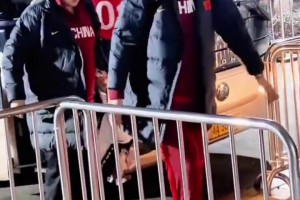 王思雨站在2米26的张子宇身边，真是太小鸟依人了哈哈