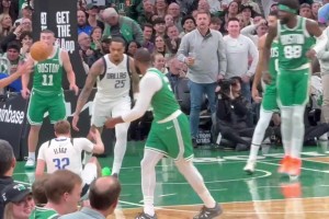 😭不容易啊！塔图姆投进首记三分后，单手指天庆祝！