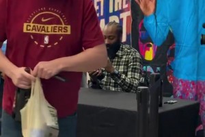 到克里夫兰也要卖酒！😂登哥为自己的红酒举办签名活动！