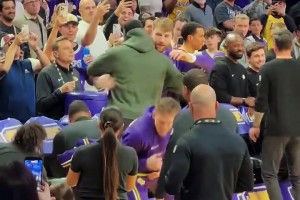 “詹姆斯因伤缺阵～赛前老詹鼓励湖人球员”